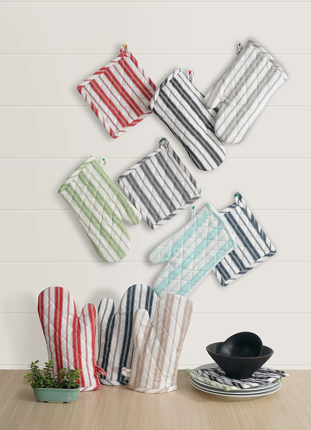 Oven Mitt & Potholder Set - Durable Heat Resistant Gloves - Thick Mittens for Kitchen - Suitable for Cooking, Baking, Grilling – BBQ - 1 Oven Mitts & 1 Potholders – Light Grey Stripes - Casa De Lan
