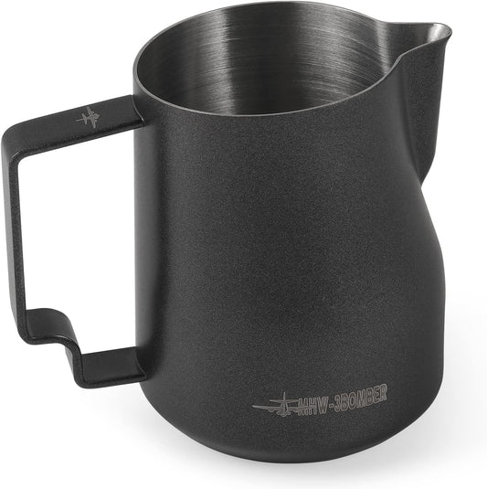 MHW-3BOMBER Milk Frothing Pitcher 450ml/15.2oz Milk Frother Cup Espresso Steaming Pitcher Stainless Steel Milk Frother Cup Barista Latte Art Round Spout Milk Jug P6005MB-OS